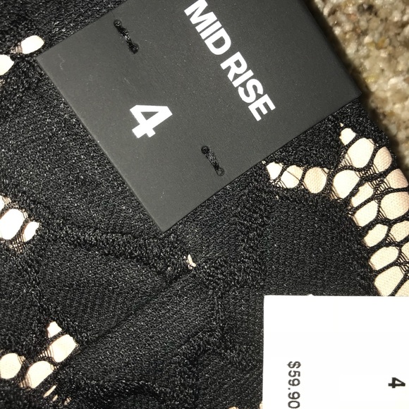 EXPRESS *NWT* Mid Rise Floral Lace Shorts - Picture 4 of 4